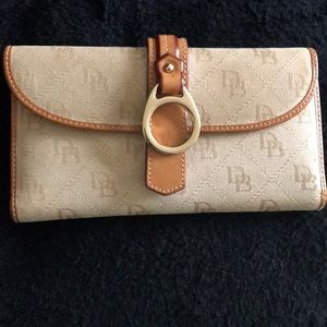 Dooney & Bourke Wallet tan